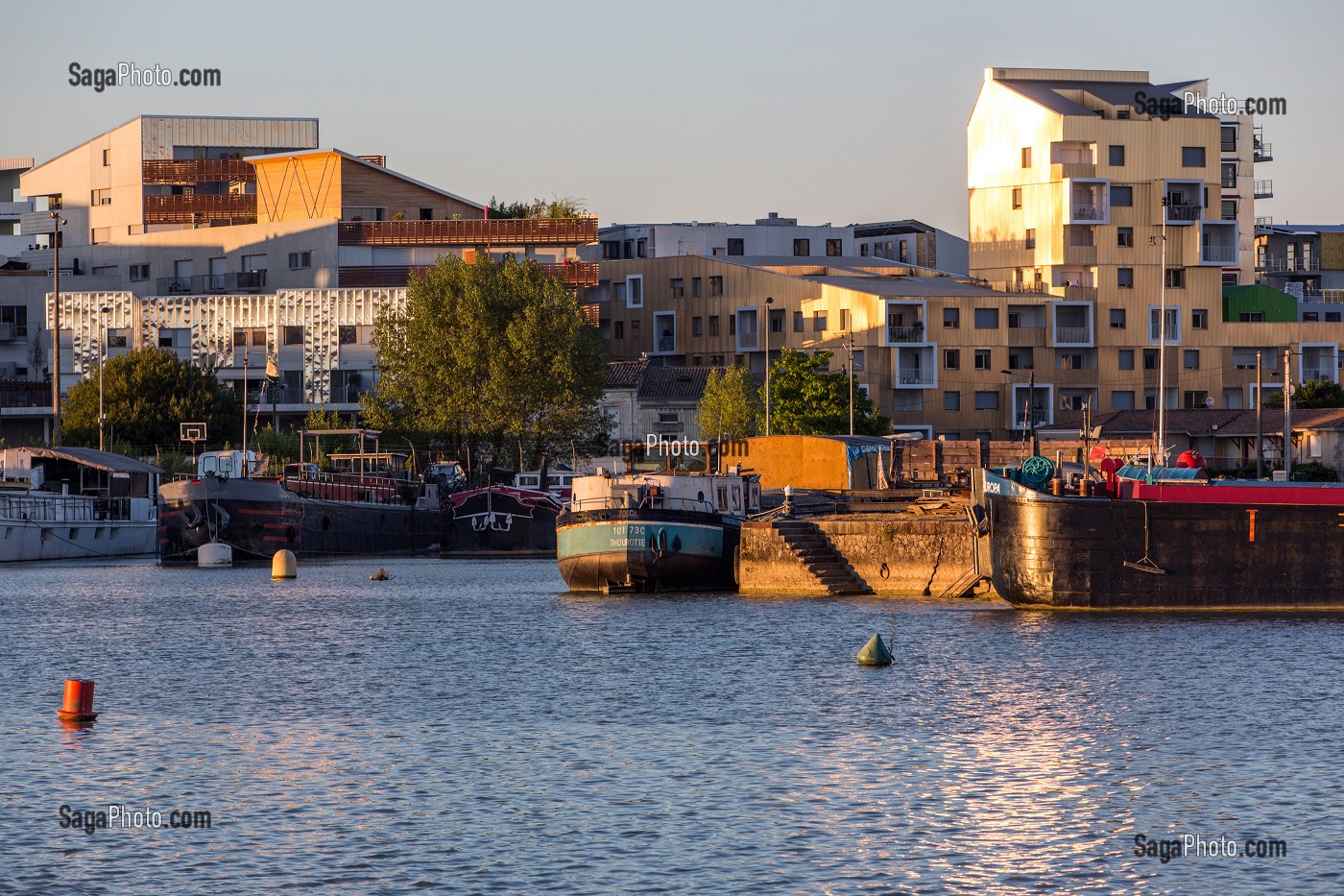 NOUVEAUX IMMEUBLES CONSTRUITS LE LONG DES BASSINS A FLOT, QUARTIER DU BATACLAN, VILLE DE BORDEAUX, GIRONDE (33), FRANCE 