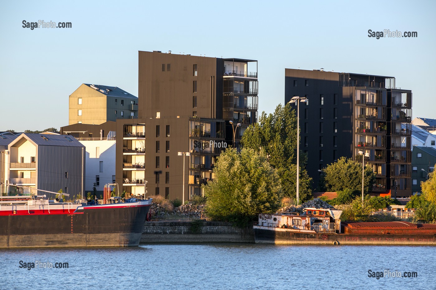 NOUVEAUX IMMEUBLES CONSTRUITS LE LONG DES BASSINS A FLOT, QUARTIER DU BATACLAN, VILLE DE BORDEAUX, GIRONDE (33), FRANCE 