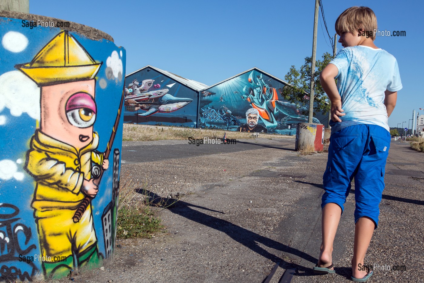 ENFANTS DEVANT LES GRAFFITIS (SEASHEPHERD) SUR LES ANCIENS ENTREPOTS DES BASSINS A FLOT, QUARTIER DU BATACLAN, VILLE DE BORDEAUX, GIRONDE (33), FRANCE 