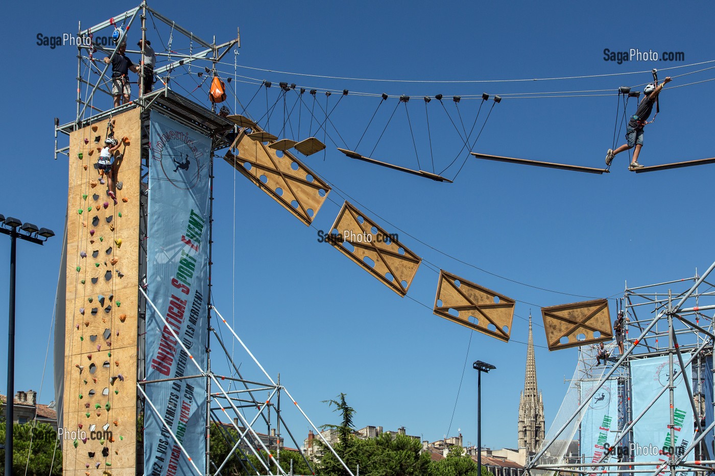 MUR D'ESCALADE ET PONT DE SINGE, PARC DES SPORTS SAINT-MICHEL, QUAI SAINTE-CROIX, LABEL VILLE EUROPEENNE DU SPORT, VILLE DE BORDEAUX, GIRONDE (33), FRANCE 