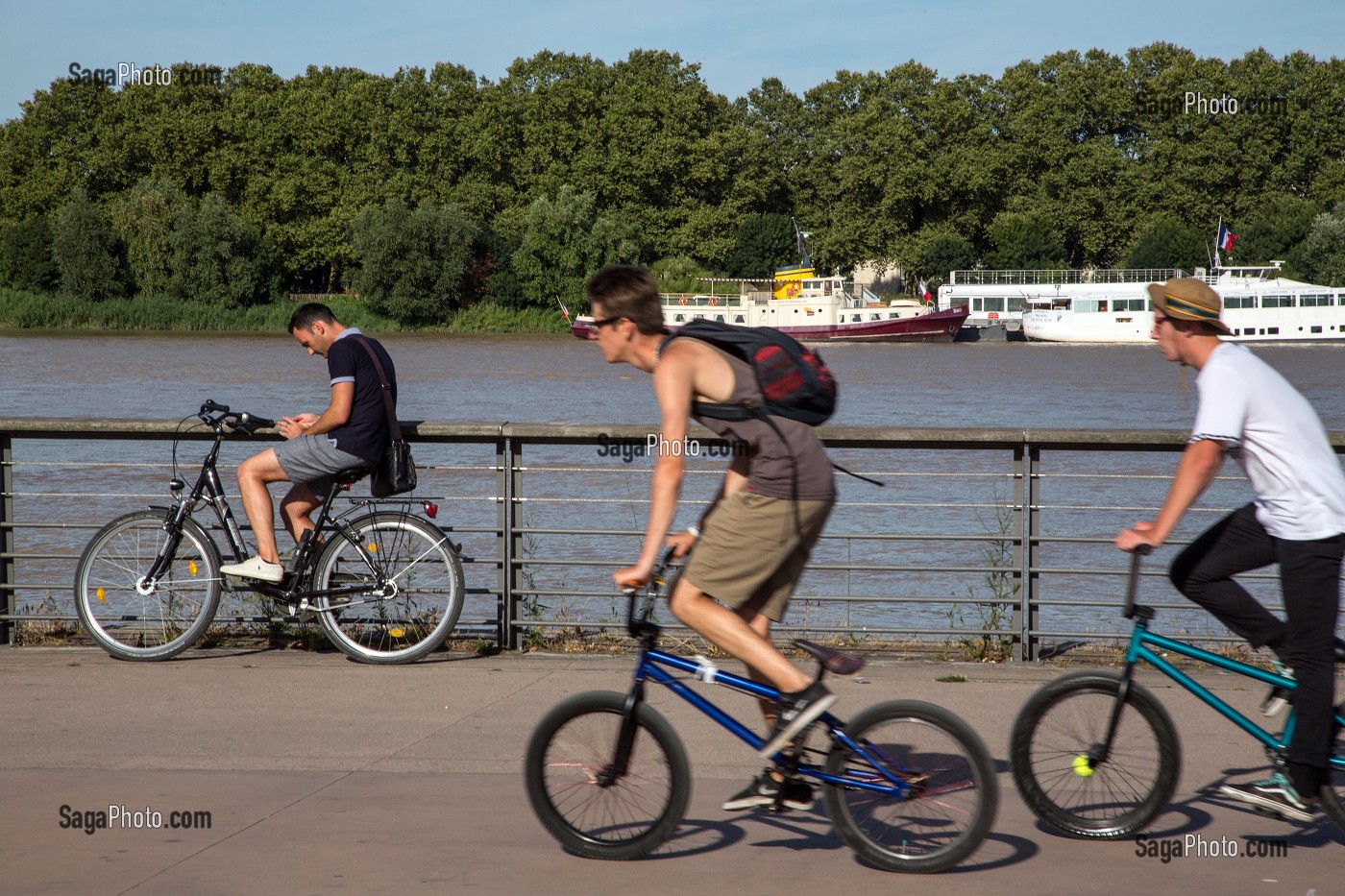 BALADE A VELO, ESPACES VERTS ET FLEURIS, QUAI LOUIS XVIII, VILLE DE BORDEAUX, GIRONDE (33), FRANCE 