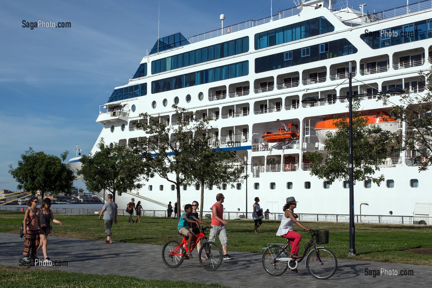 BALADE A PIED ET A VELO DEVANT UN PAQUEBOT DE CROISIERE, QUAI DES CHARTRONS, VILLE DE BORDEAUX, GIRONDE (33), FRANCE 