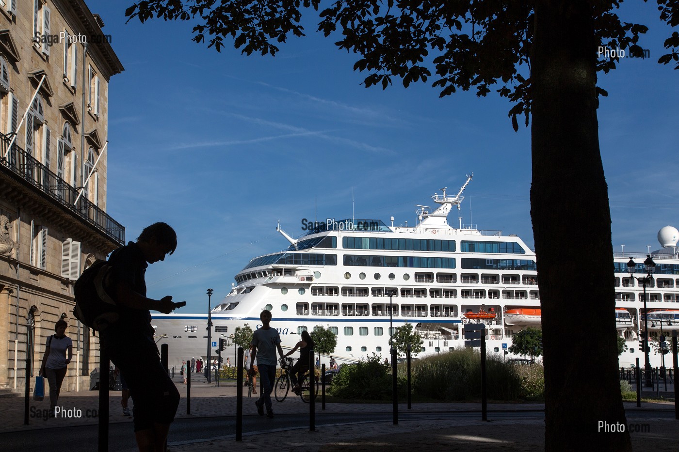 BALADE A PIED ET A VELO DEVANT UN PAQUEBOT DE CROISIERE, QUAI DES CHARTRONS, VILLE DE BORDEAUX, GIRONDE (33), FRANCE 