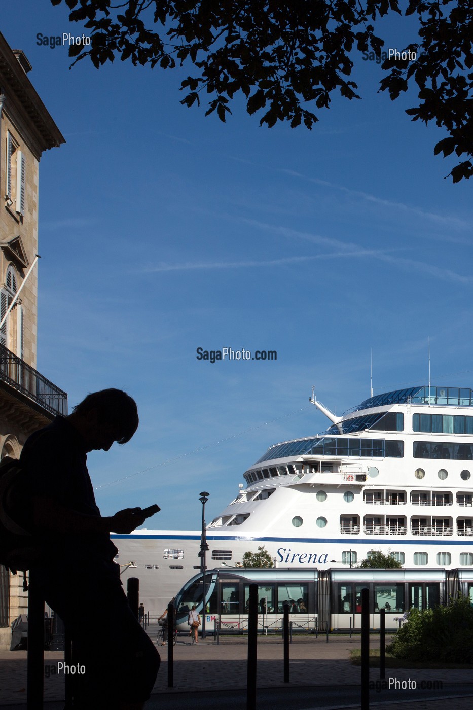 BALADE A PIED ET A VELO DEVANT UN PAQUEBOT DE CROISIERE, QUAI DES CHARTRONS, VILLE DE BORDEAUX, GIRONDE (33), FRANCE 