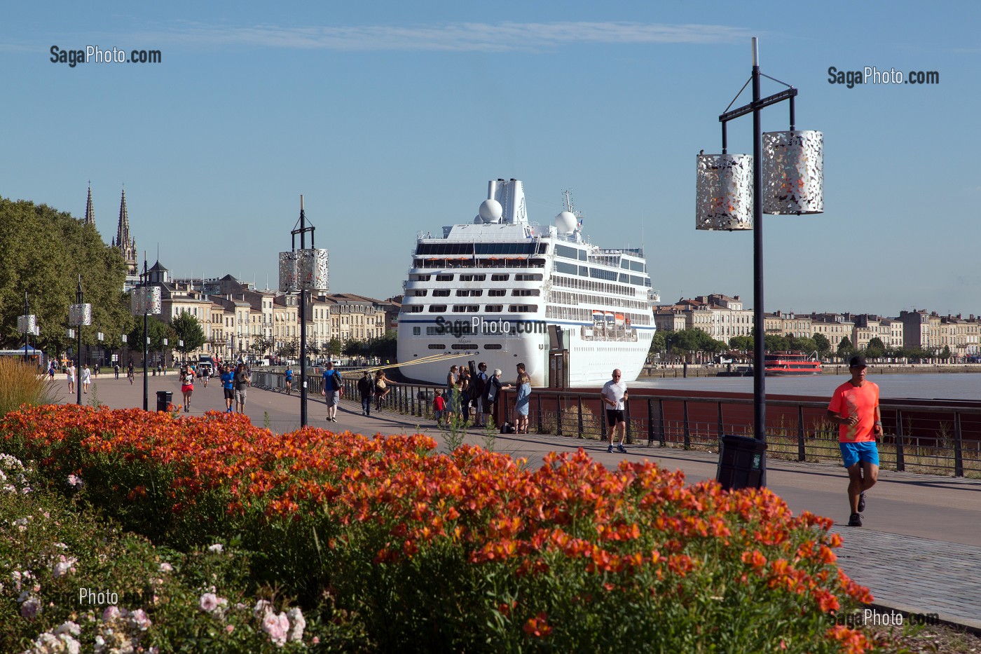 BALADE A PIED ET A VELO DEVANT UN PAQUEBOT DE CROISIERE, QUAI DES CHARTRONS, VILLE DE BORDEAUX, GIRONDE (33), FRANCE 