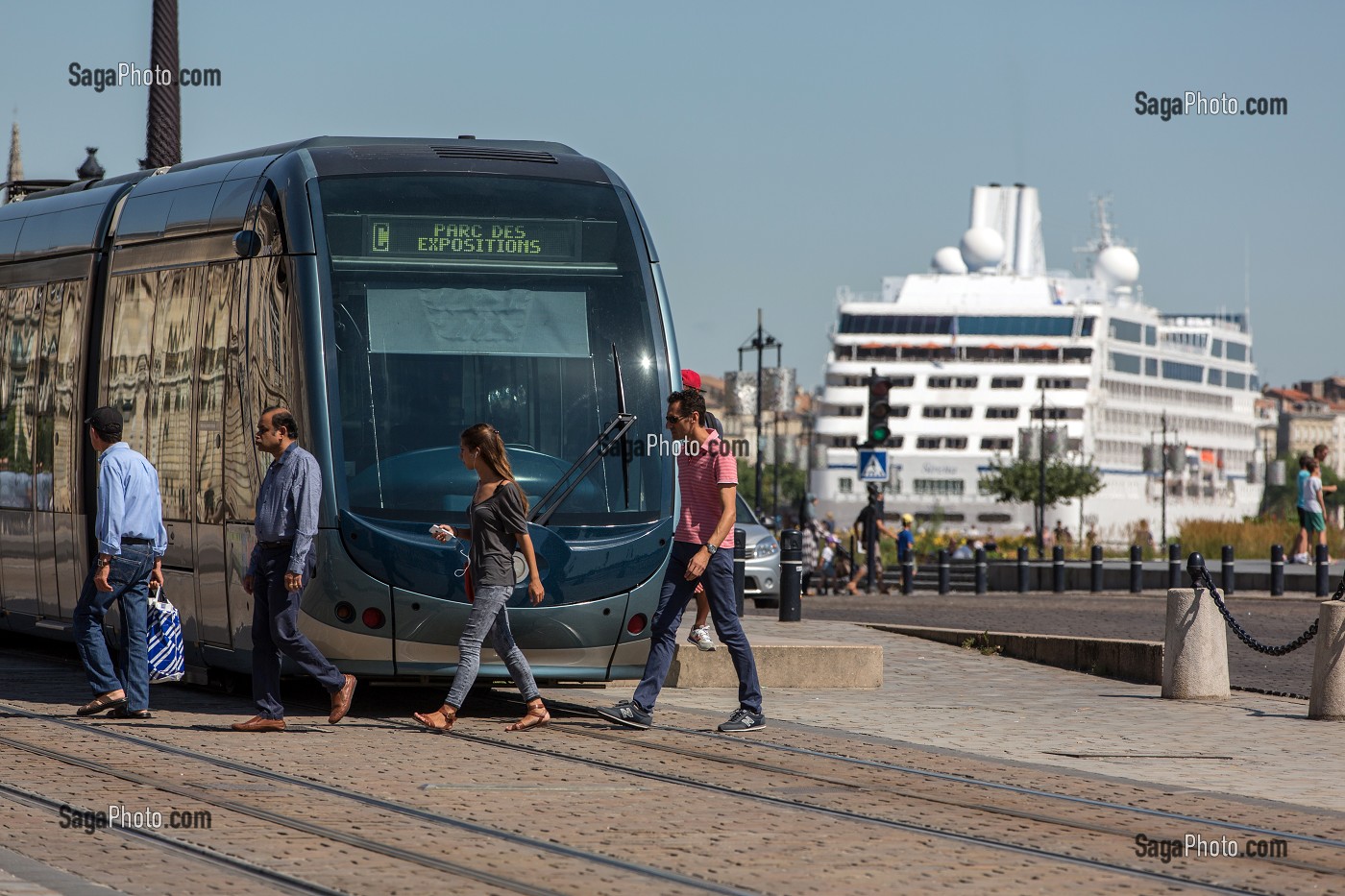 TRAMWAY A LA STATION QUINCONCES EN DIRECTION DU PARC DES EXPOSITIONS, BATEAU DE CROISIERE QUAI DES CHARTRONS, VILLE DE BORDEAUX, GIRONDE (33), FRANCE 