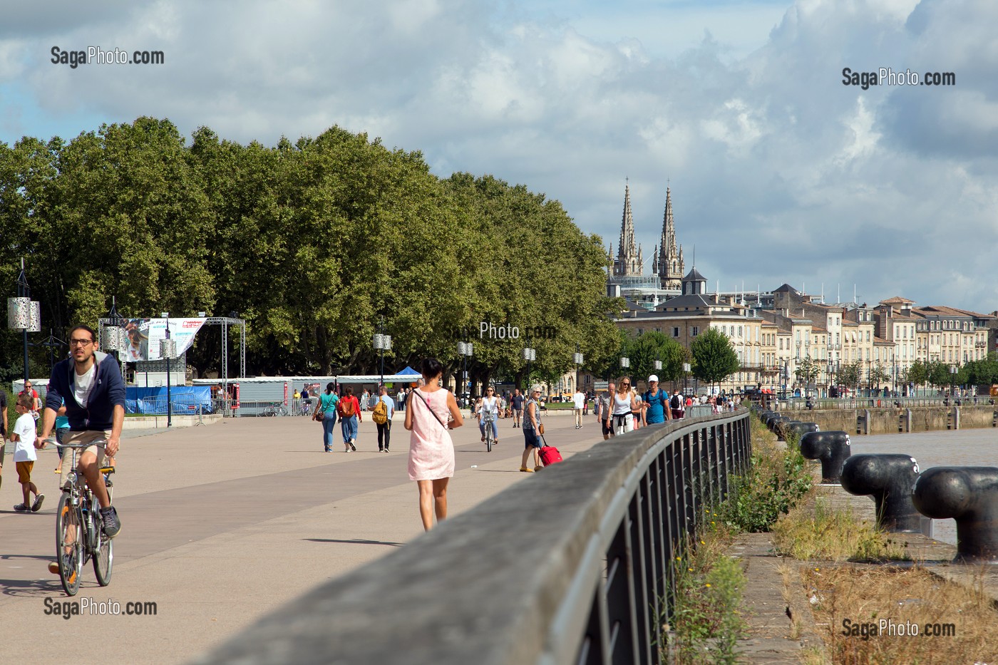BALADE A VELO SUR LES QUAIS DES CHARTRONS AU BORD DE LA GARONNE, VILLE DE BORDEAUX, GIRONDE (33), FRANCE 
