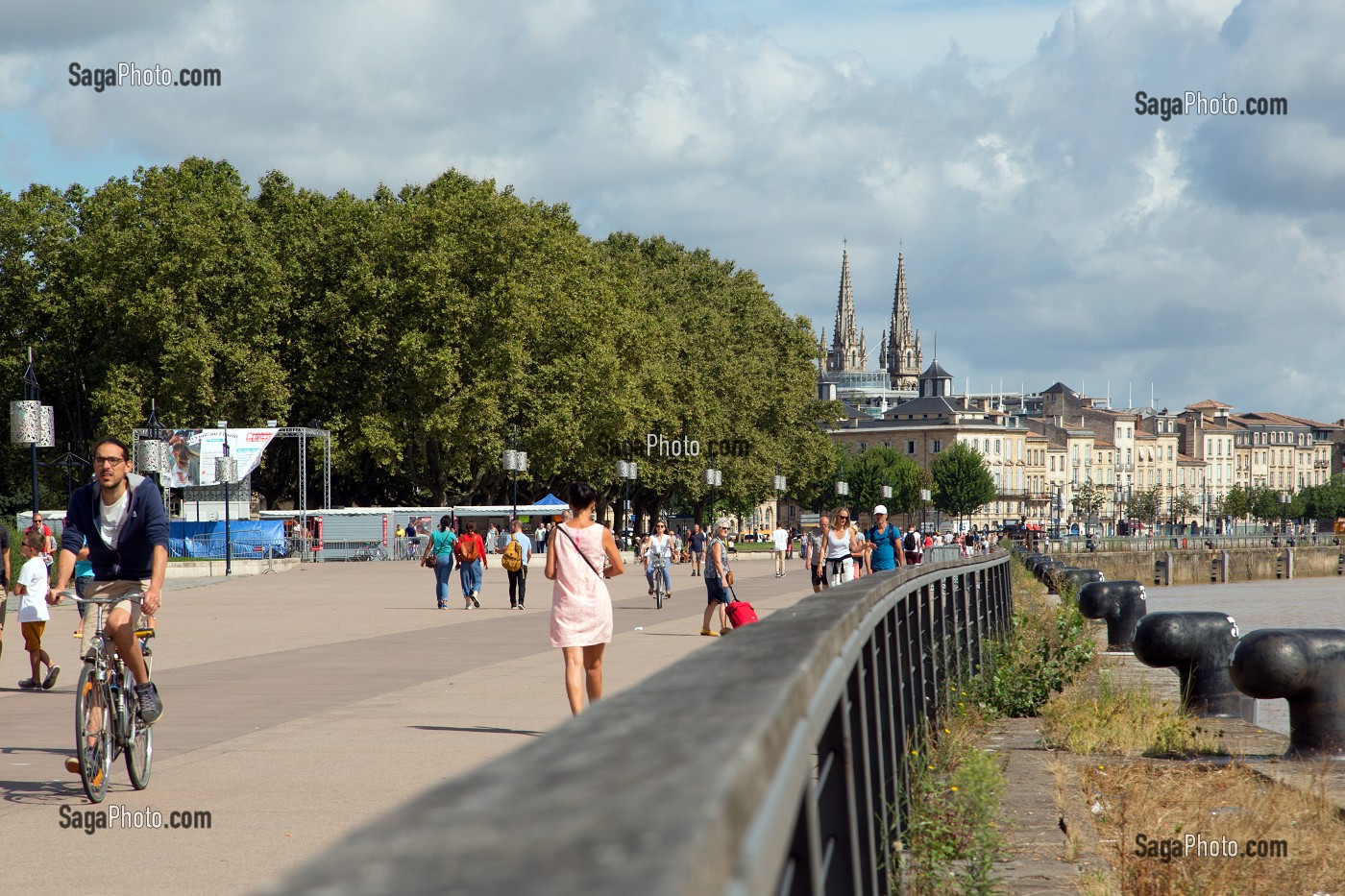 BALADE A VELO SUR LES QUAIS DES CHARTRONS AU BORD DE LA GARONNE, VILLE DE BORDEAUX, GIRONDE (33), FRANCE 