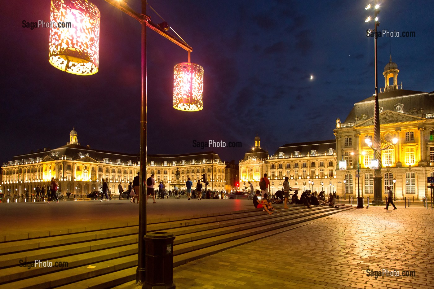 LES LAMPIONS COLORES DE NUIT, PLACE DE LA BOURSE, QUAI DU MARECHAL LYAUTEY, VILLE DE BORDEAUX, GIRONDE (33), FRANCE 