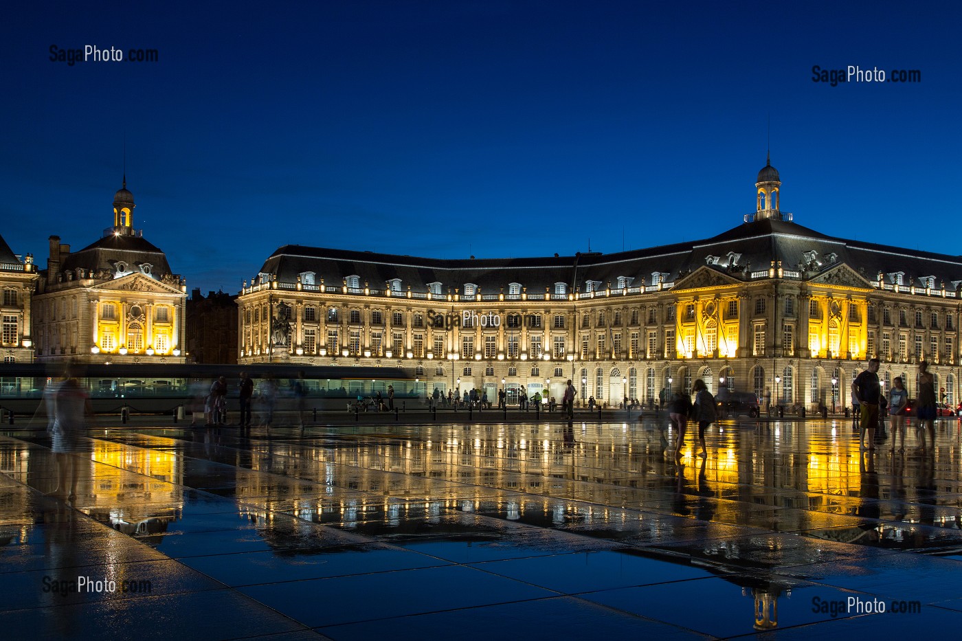 LE MIROIR D'EAU DE NUIT AVEC LE TRAMWAY, PLACE DE LA BOURSE, QUAI DU MARECHAL LYAUTEY, VILLE DE BORDEAUX, GIRONDE (33), FRANCE 