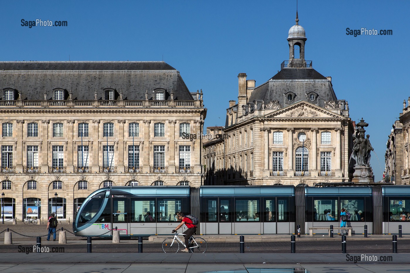 TRAMWAY ET VELOS, TRANSPORTS ECOLOGIQUES, PLACE DE LA BOURSE, QUAI DU MARECHAL LYAUTEY, VILLE DE BORDEAUX, GIRONDE (33), FRANCE 