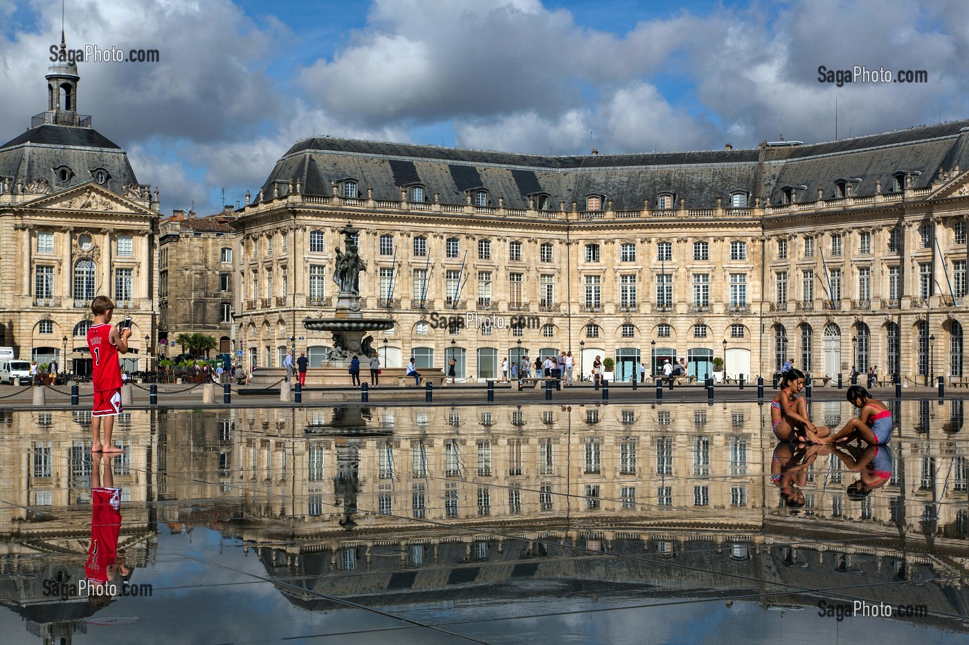 JEU D'ENFANTS SUR LE MIROIR D'EAU, PLACE DE LA BOURSE, QUAI DU MARECHAL LYAUTEY, VILLE DE BORDEAUX, GIRONDE (33), FRANCE 