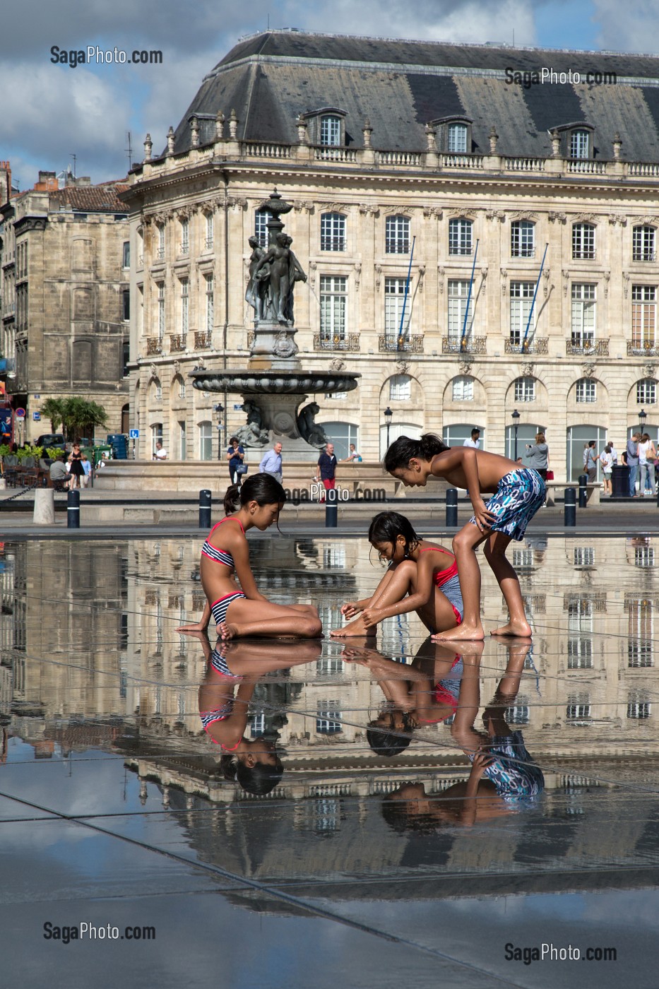 JEU D'ENFANTS SUR LE MIROIR D'EAU, PLACE DE LA BOURSE, QUAI DU MARECHAL LYAUTEY, VILLE DE BORDEAUX, GIRONDE (33), FRANCE 