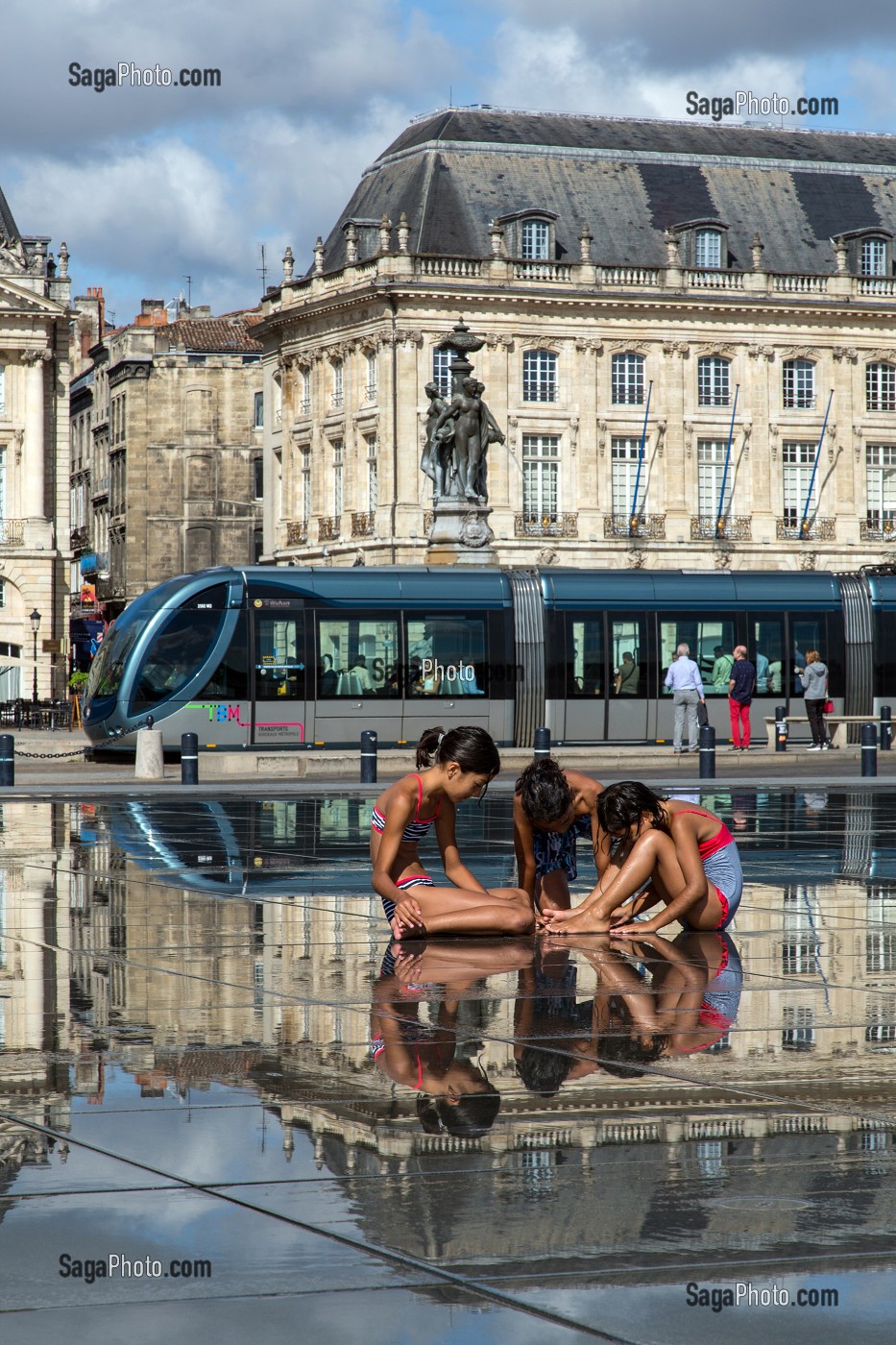 ENFANTS ET TRAMWAY, LE MIROIR D'EAU, PLACE DE LA BOURSE, QUAI DU MARECHAL LYAUTEY, VILLE DE BORDEAUX, GIRONDE (33), FRANCE 