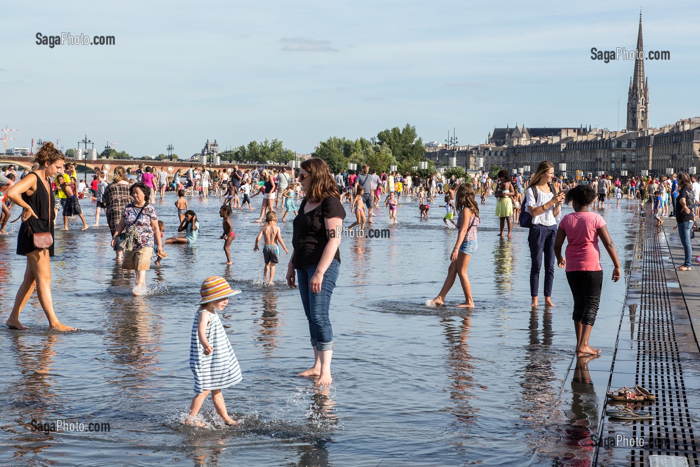 FOULE ET JEU D'EAU, LE MIROIR D'EAU, PLACE DE LA BOURSE, QUAI DU MARECHAL LYAUTEY, VILLE DE BORDEAUX, GIRONDE (33), FRANCE 
