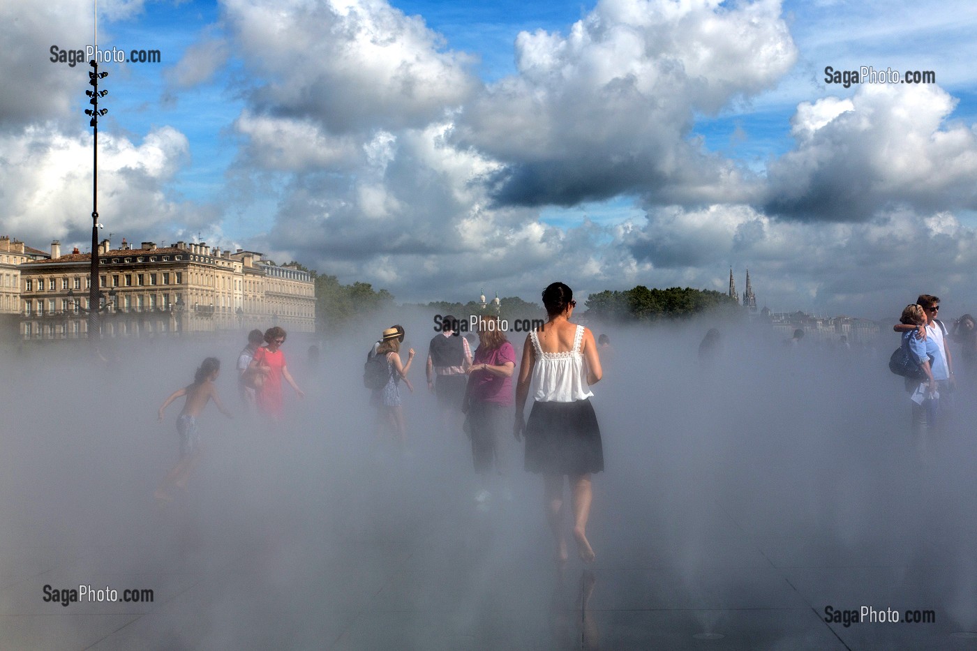 BRUME SUR LE MIROIR D'EAU, PLACE DE LA BOURSE, QUAI DU MARECHAL LYAUTEY, VILLE DE BORDEAUX, GIRONDE (33), FRANCE 