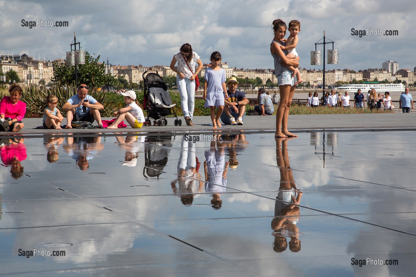 TOURISTES ET FAMILLE SUR LE MIROIR D'EAU, PLACE DE LA BOURSE, QUAI DU MARECHAL LYAUTEY, VILLE DE BORDEAUX, GIRONDE (33), FRANCE 