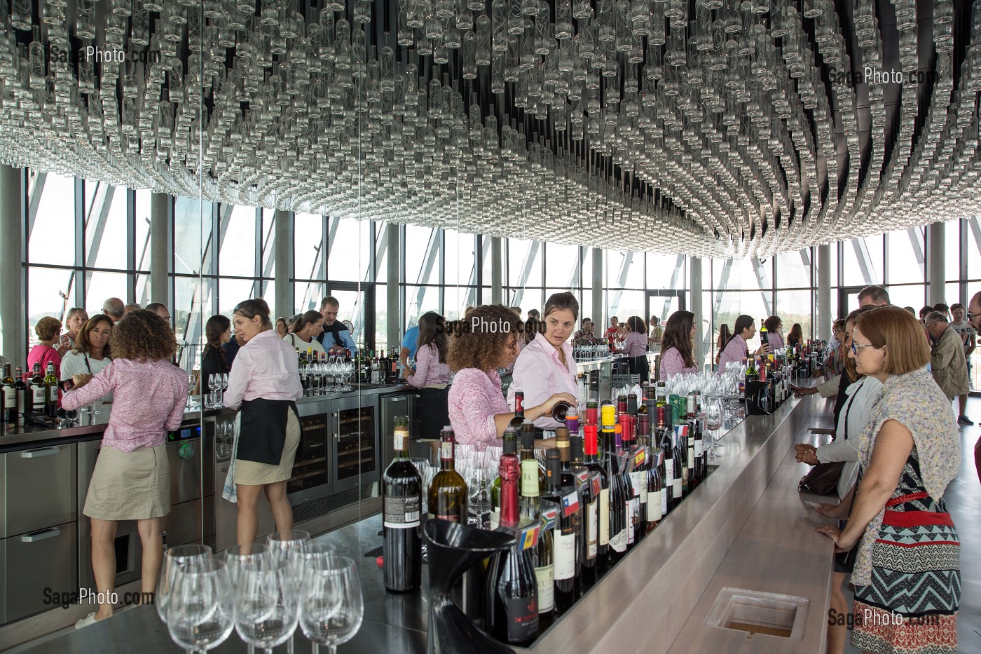 LE BAR DEGUSTATION DE LA CITE DU VIN, ESPLANADE DE PONTAC, VILLE DE BORDEAUX, GIRONDE 33), FRANCE, MENTION OBLIGATOIRE : ARCHITECTE XTU ARCHITECTS/LA CITE DU VIN 