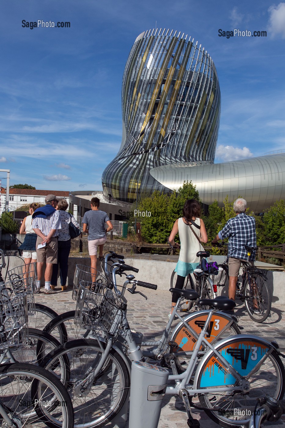 VELO VCUB EN LIBRE SERVICE DEVANT LA CITE DU VIN, ESPLANADE DE PONTAC, VILLE DE BORDEAUX, GIRONDE 33), FRANCE, MENTION OBLIGATOIRE : ARCHITECTE XTU ARCHITECTS/LA CITE DU VIN 