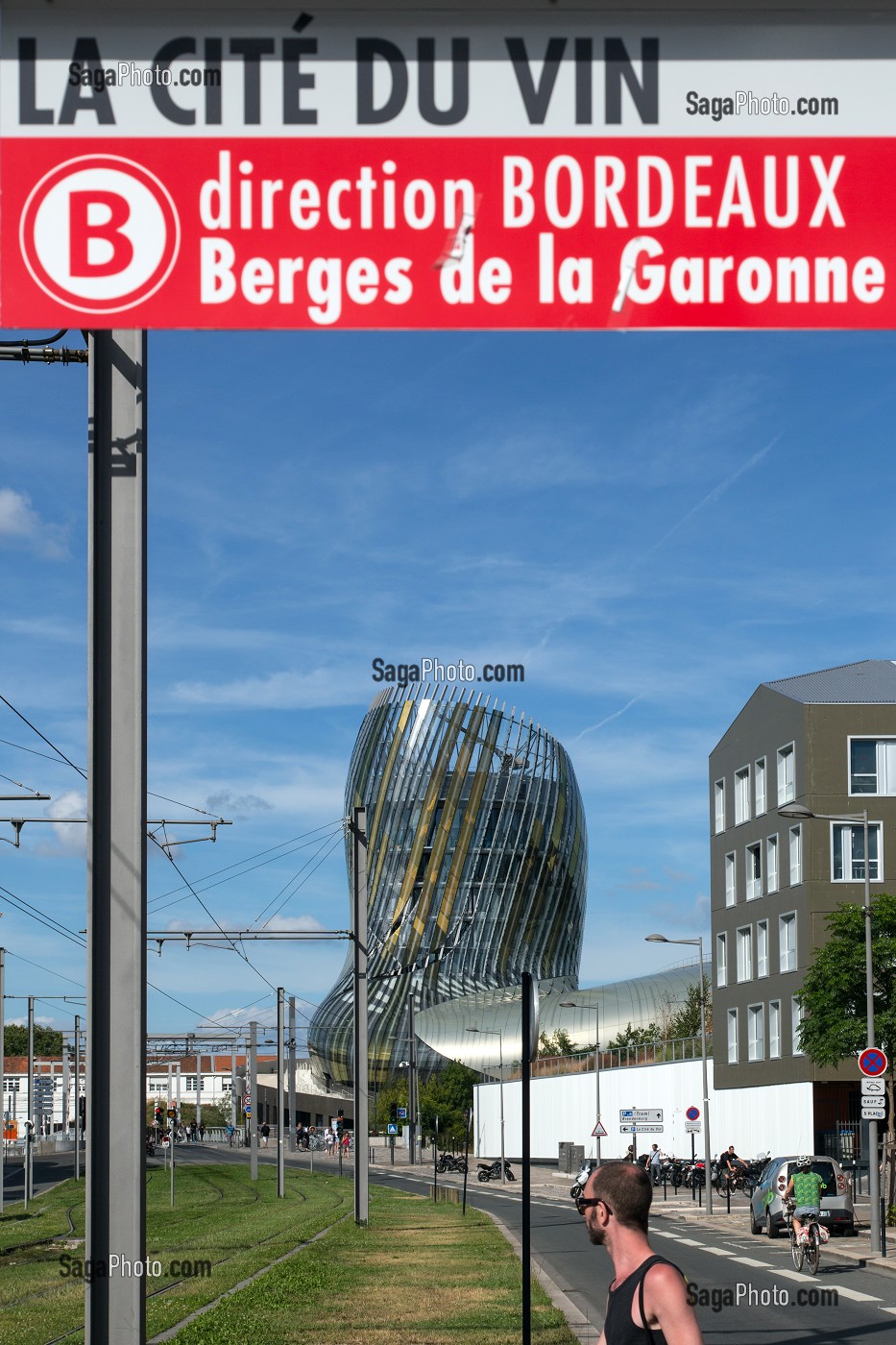 STATION DE TRAMWAY DE LA CITE DU VIN, ESPLANADE DE PONTAC, VILLE DE BORDEAUX, GIRONDE 33), FRANCE, MENTION OBLIGATOIRE : ARCHITECTE XTU ARCHITECTS/LA CITE DU VIN 