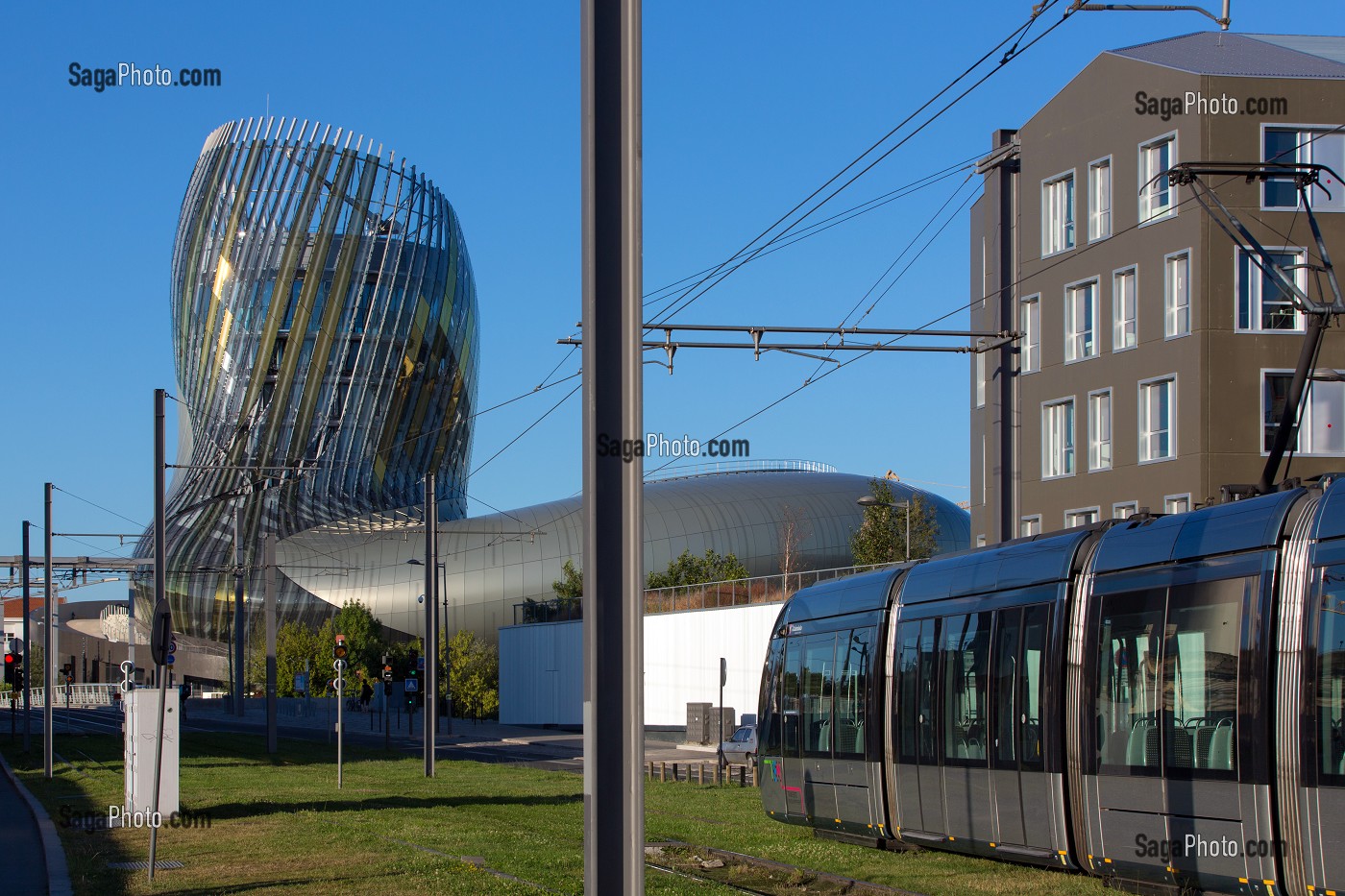 STATION DE TRAMWAY DE LA CITE DU VIN, ESPLANADE DE PONTAC, VILLE DE BORDEAUX, GIRONDE 33), FRANCE, MENTION OBLIGATOIRE : ARCHITECTE XTU ARCHITECTS/LA CITE DU VIN 