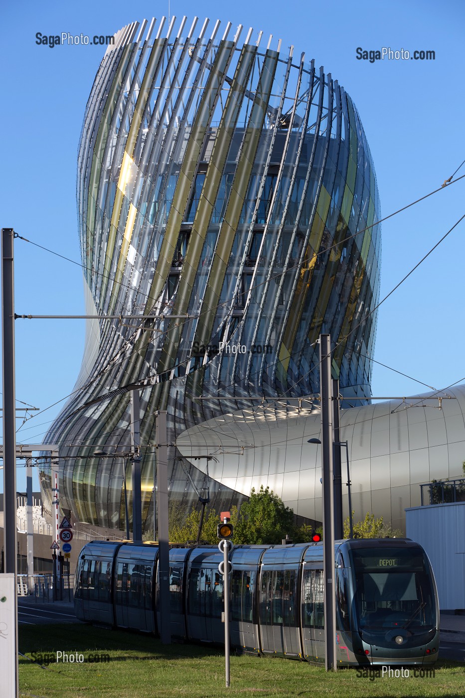 STATION DE TRAMWAY DE LA CITE DU VIN, ESPLANADE DE PONTAC, VILLE DE BORDEAUX, GIRONDE 33), FRANCE, MENTION OBLIGATOIRE : ARCHITECTE XTU ARCHITECTS/LA CITE DU VIN 