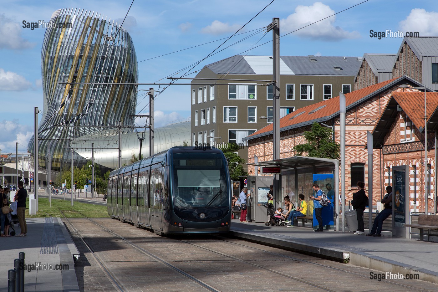 STATION DE TRAMWAY DE LA CITE DU VIN, ESPLANADE DE PONTAC, VILLE DE BORDEAUX, GIRONDE 33), FRANCE, MENTION OBLIGATOIRE : ARCHITECTE XTU ARCHITECTS/LA CITE DU VIN 