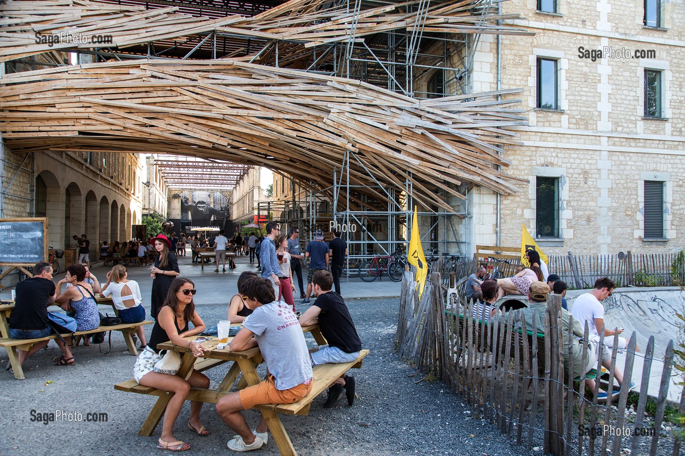 LE BISTROT ALTERNATIF DU MAGASIN GENERAL, CAMPEMENT DARWIN, ANCIENNE CASERNE NIEL, QUAI DES QUEYRIES, VILLE DE BORDEAUX, GIRONDE (33), FRANCE 
