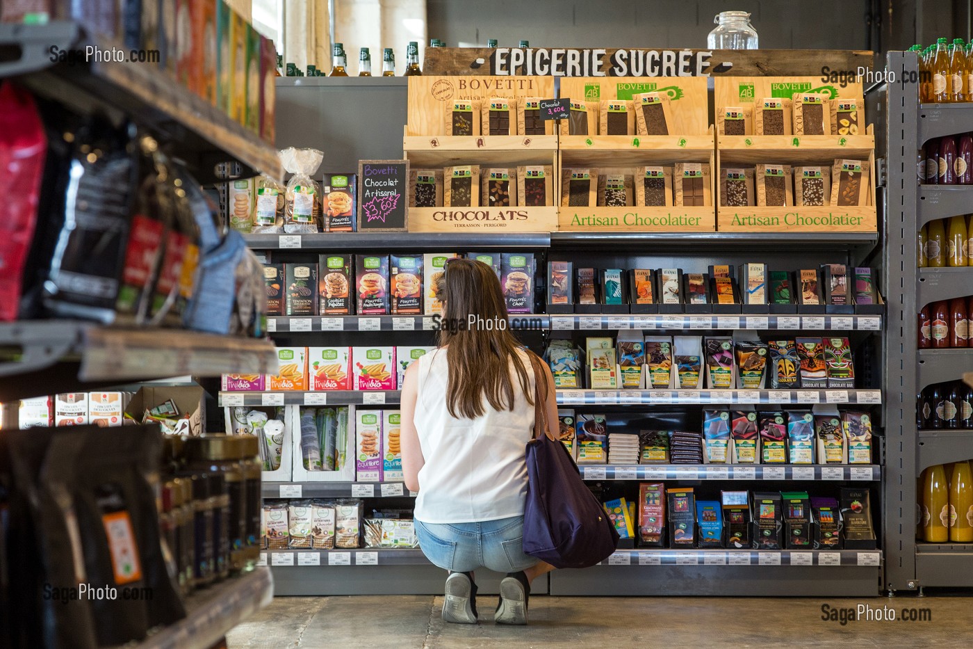 EPICERIE SUCREE (CHOCOLAT ET GATEAUX) DU MAGASIN GENERAL, CAMPEMENT DARWIN, ANCIENNE CASERNE NIEL, QUAI DES QUEYRIES, VILLE DE BORDEAUX, GIRONDE (33), FRANCE 