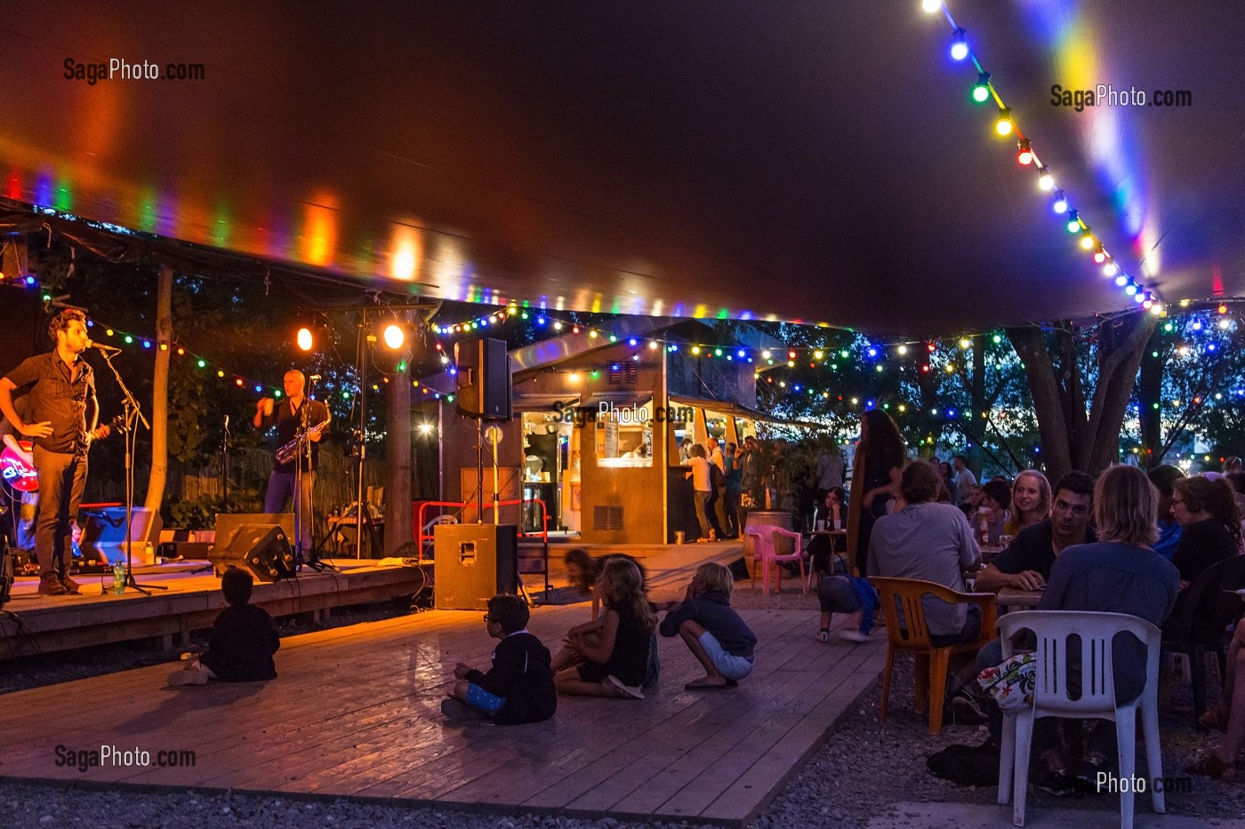 CONCERT A LA GUINGUETTE DE CHEZ ALRIQ, QUAI DES QUEYRIES, VILLE DE BORDEAUX, GIRONDE (33), FRANCE 