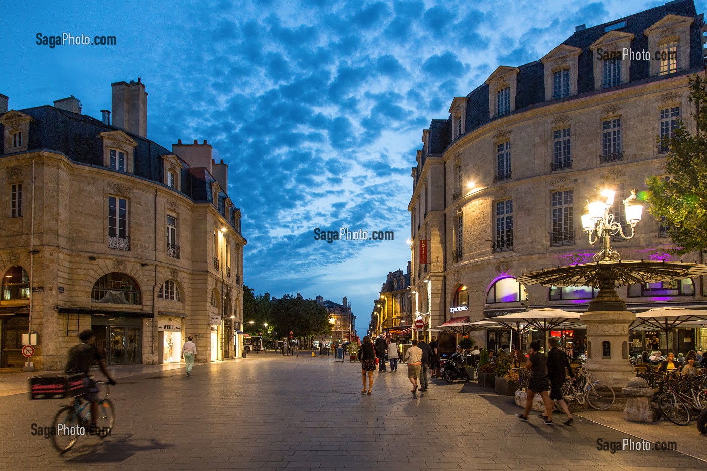 COURS DE L'INTENDANCE A LA TOMBEE DE LA NUIT, VILLE DE BORDEAUX, GIRONDE (33), FRANCE 