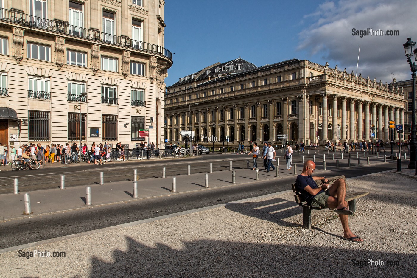 HOMME ASSIS SUR UN BANC DEVANT L'OPERA NATIONAL, PLACE DE LA COMEDIE, VILLE DE BORDEAUX, GIRONDE (33), FRANCE 