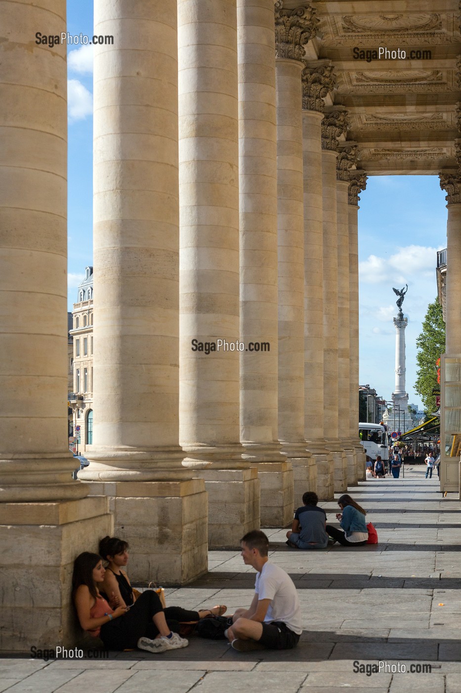 PERSONNES ASSISES DEVANT  L'OPERA NATIONAL AVEC LA COLONNE DES GIRONDINS, PLACE DE LA COMEDIE, VILLE DE BORDEAUX, GIRONDE (33), FRANCE 