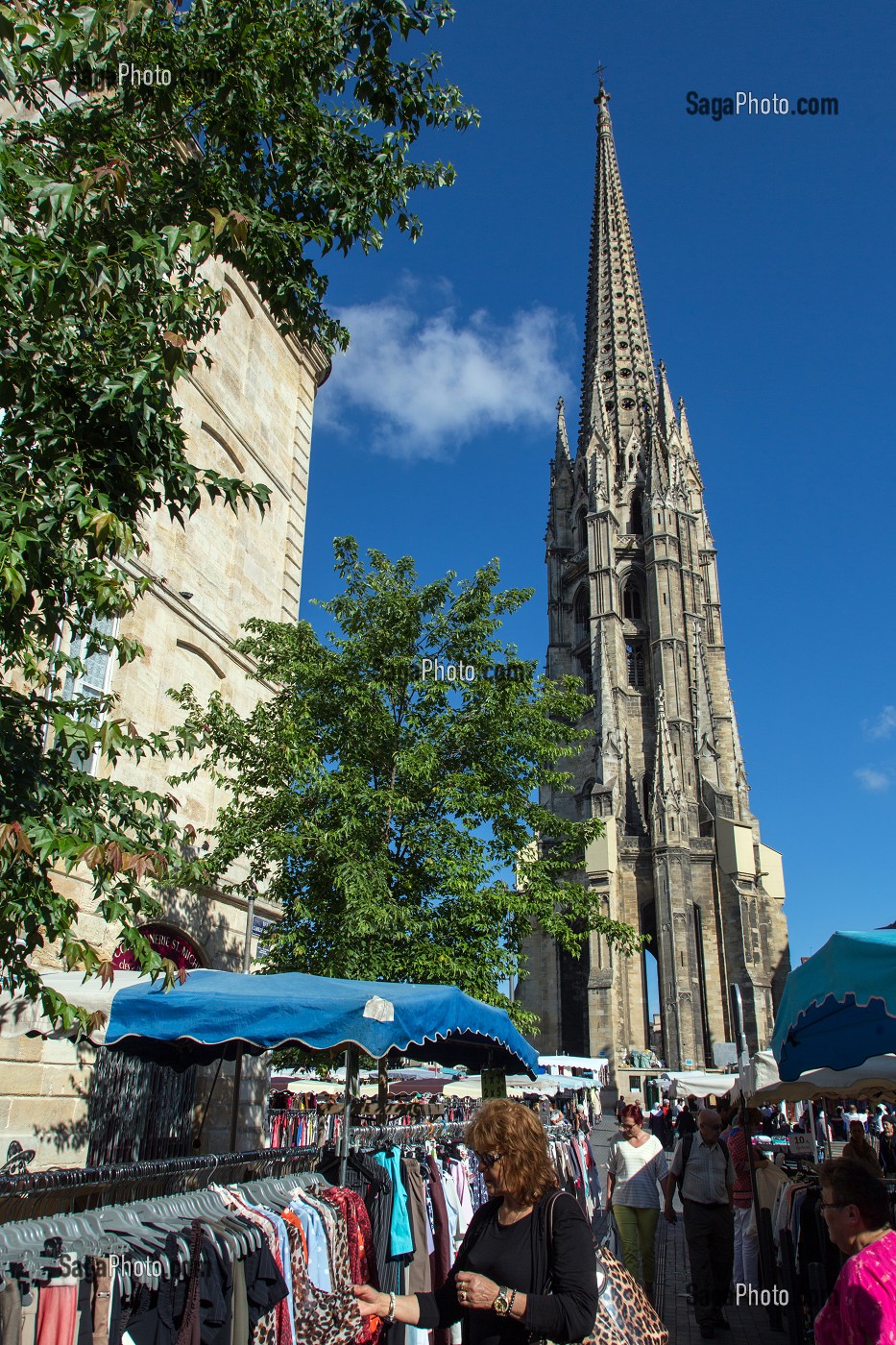MARCHE AUX TISSUS ET AUX VETEMENTS, PLACE SAINT-MICHEL, VILLE DE BORDEAUX, GIRONDE (33), FRANCE 