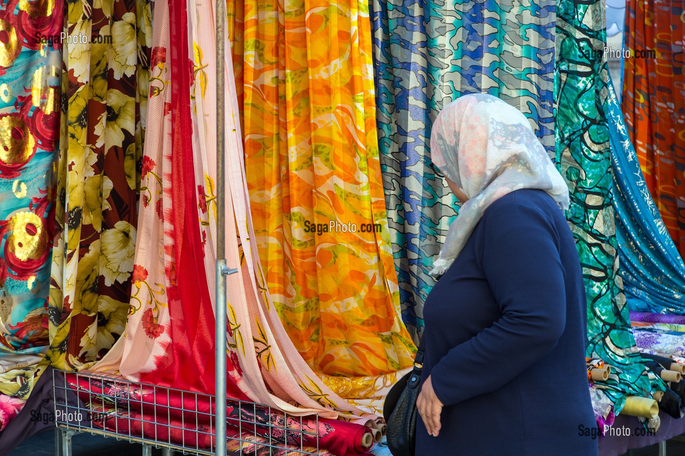 MARCHE AUX TISSUS ET AUX VETEMENTS, PLACE SAINT-MICHEL, VILLE DE BORDEAUX, GIRONDE (33), FRANCE 