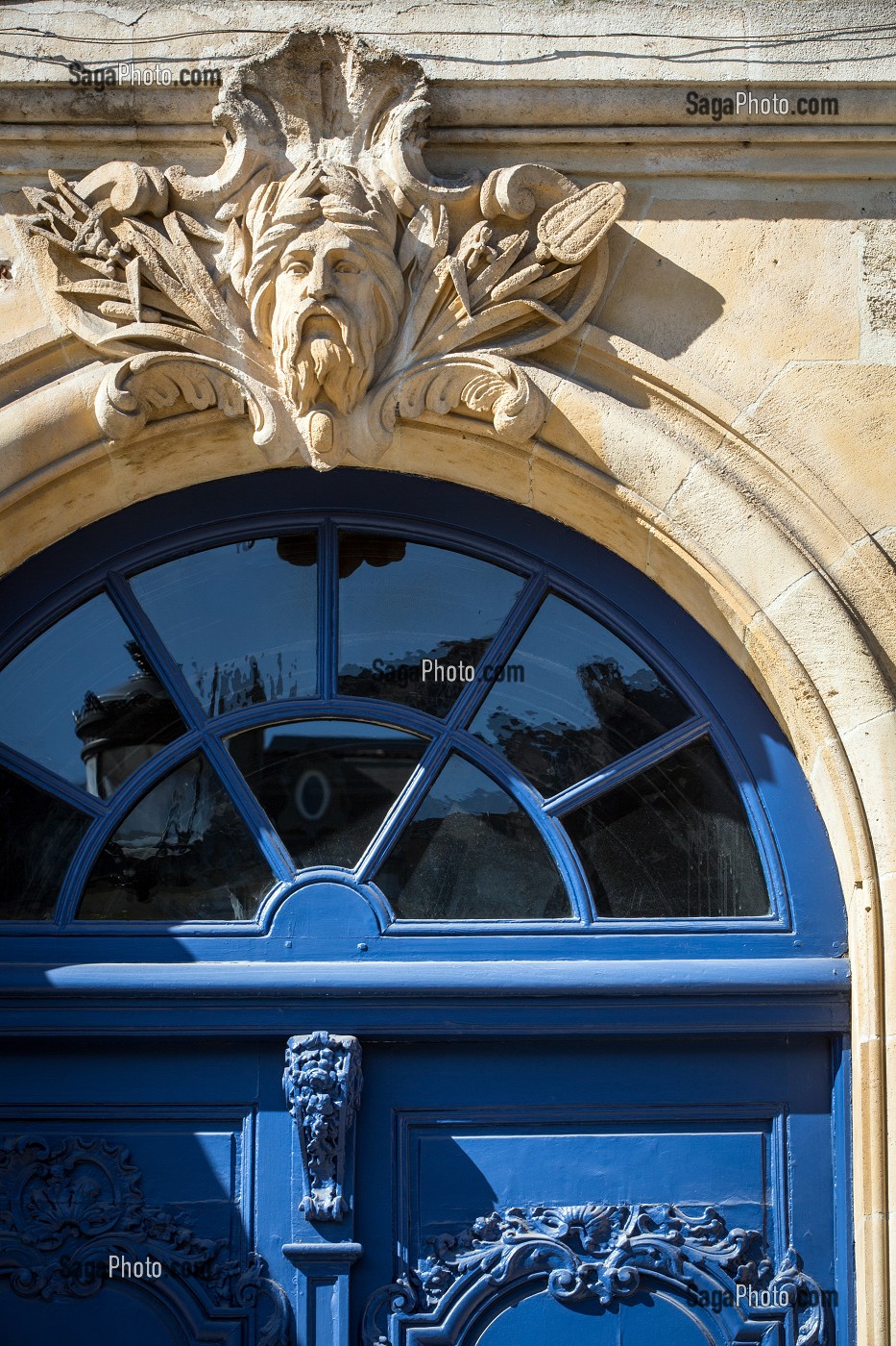 MASCARON SUR UNE PORTE D'IMMEUBLE, ALLEES DE TOURNY, VILLE DE BORDEAUX, GIRONDE (33), FRANCE 