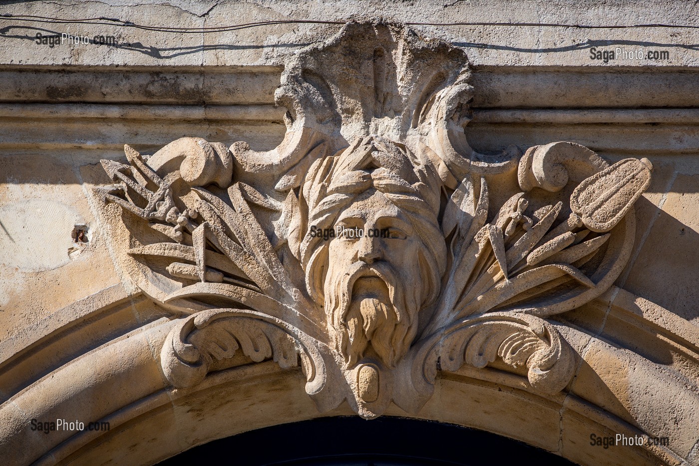 MASCARON SUR UNE PORTE D'IMMEUBLE, ALLEES DE TOURNY, VILLE DE BORDEAUX, GIRONDE (33), FRANCE 