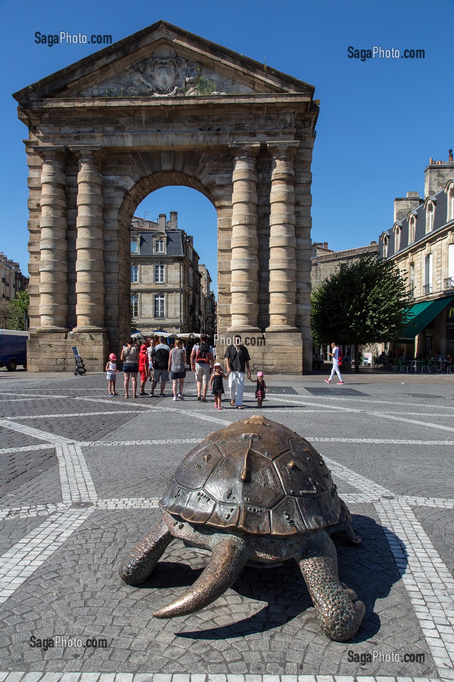 SCULPTURE DE TORTUES EN BRONZE ORNEES DE GRAPPES DE RAISIN DEVANT LA PORTE D'AQUITAINE, PLACE DE LA VICTOIRE, VILLE DE BORDEAUX, GIRONDE (33), FRANCE 