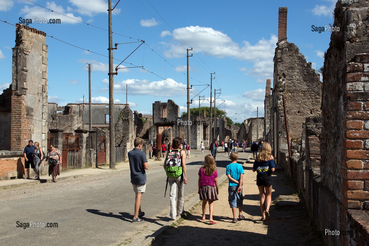 TOURISTES DANS LA RUE DU VILLAGE MARTYR D'ORADOUR-SUR-GLANE DETRUIT LE 10 JUIN 1944 L'ARMEE ALLEMANDE, BATAILLON SS PANZERGENADIER DER FUHRER AVEC UN MASSACRE DE LA POPULATION FAISANT 642 MORTS, HAUTE-VIENNE (87), FRANCE 