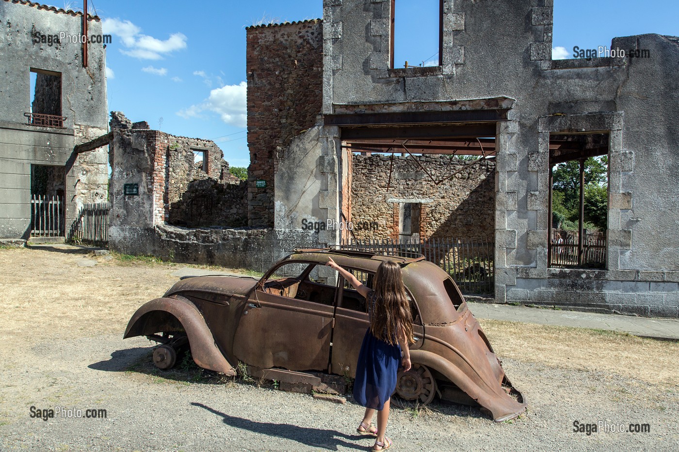 TRACTION AVANT SUR LA PLACE DU VILLAGE MARTYR D'ORADOUR-SUR-GLANE DETRUIT LE 10 JUIN 1944 L'ARMEE ALLEMANDE, BATAILLON SS PANZERGENADIER DER FUHRER AVEC UN MASSACRE DE LA POPULATION FAISANT 642 MORTS, HAUTE-VIENNE (87), FRANCE 