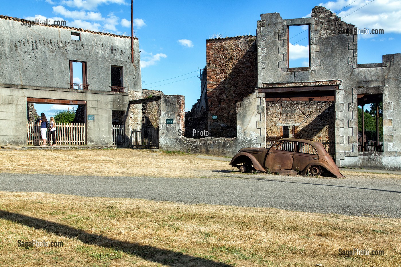 TRACTION AVANT SUR LA PLACE DU VILLAGE MARTYR D'ORADOUR-SUR-GLANE DETRUIT LE 10 JUIN 1944 L'ARMEE ALLEMANDE, BATAILLON SS PANZERGENADIER DER FUHRER AVEC UN MASSACRE DE LA POPULATION FAISANT 642 MORTS, HAUTE-VIENNE (87), FRANCE 