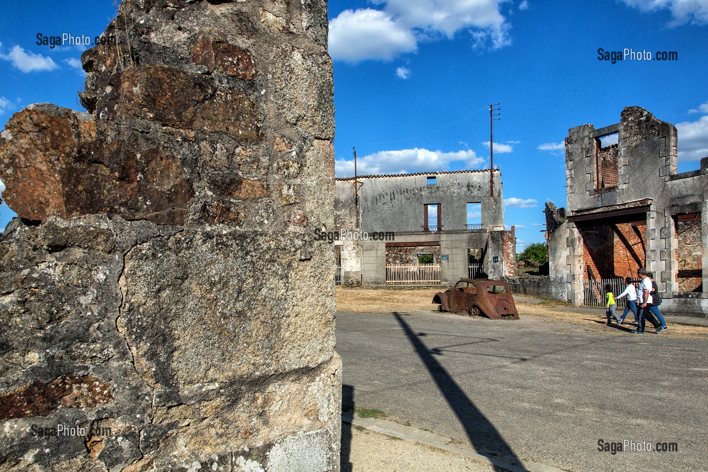 PLACE DU VILLAGE MARTYR D'ORADOUR-SUR-GLANE DETRUIT LE 10 JUIN 1944 L'ARMEE ALLEMANDE, BATAILLON SS PANZERGENADIER DER FUHRER AVEC UN MASSACRE DE LA POPULATION FAISANT 642 MORTS, HAUTE-VIENNE (87), FRANCE 