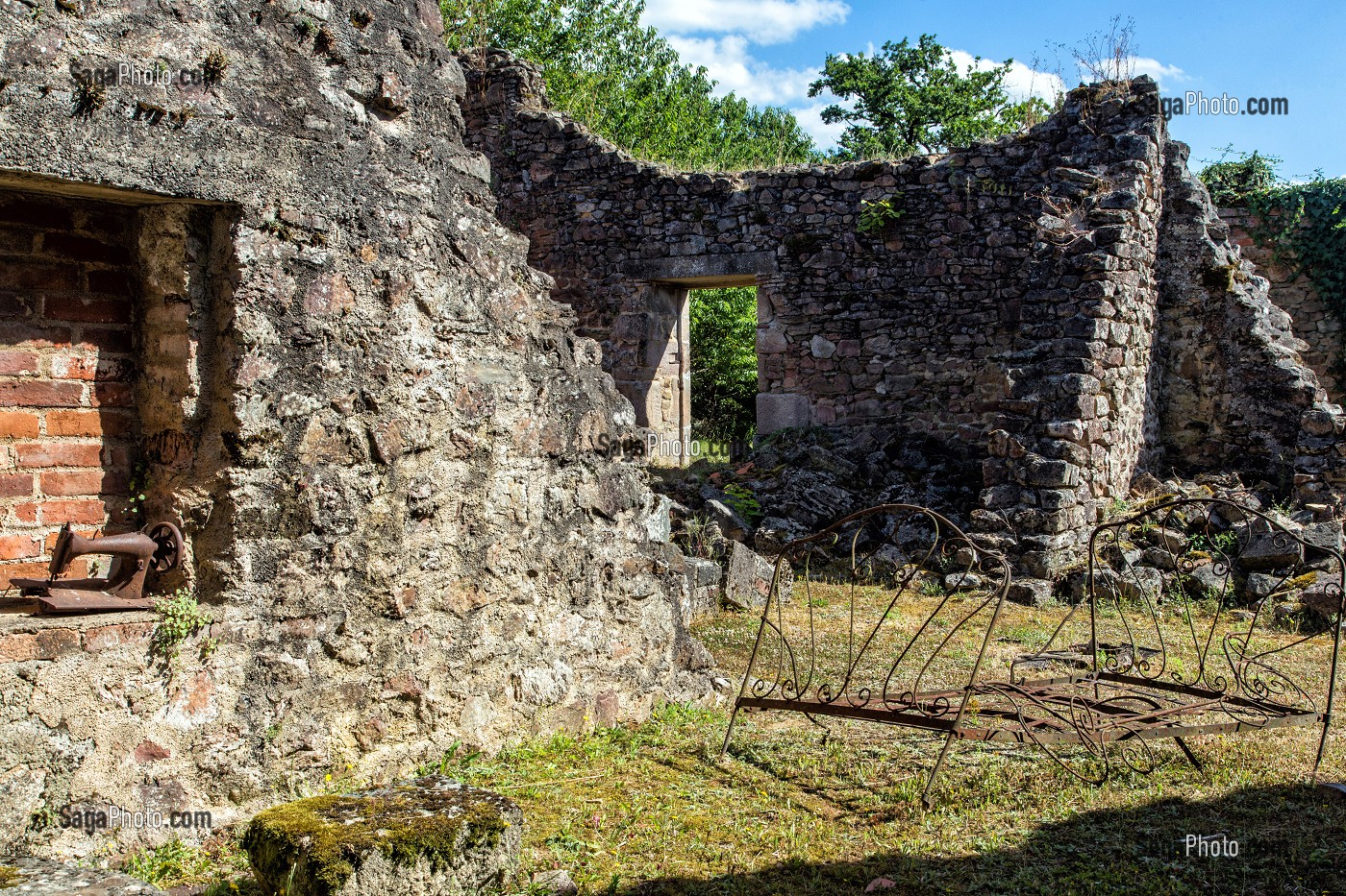 INTERIEUR D'UNE CHAMBRE AVEC LIT ET MACHINE A COUDRE, VILLAGE MARTYR D'ORADOUR-SUR-GLANE DETRUIT LE 10 JUIN 1944 L'ARMEE ALLEMANDE, BATAILLON SS PANZERGENADIER DER FUHRER AVEC UN MASSACRE DE LA POPULATION FAISANT 642 MORTS, HAUTE-VIENNE (87), FRANCE 