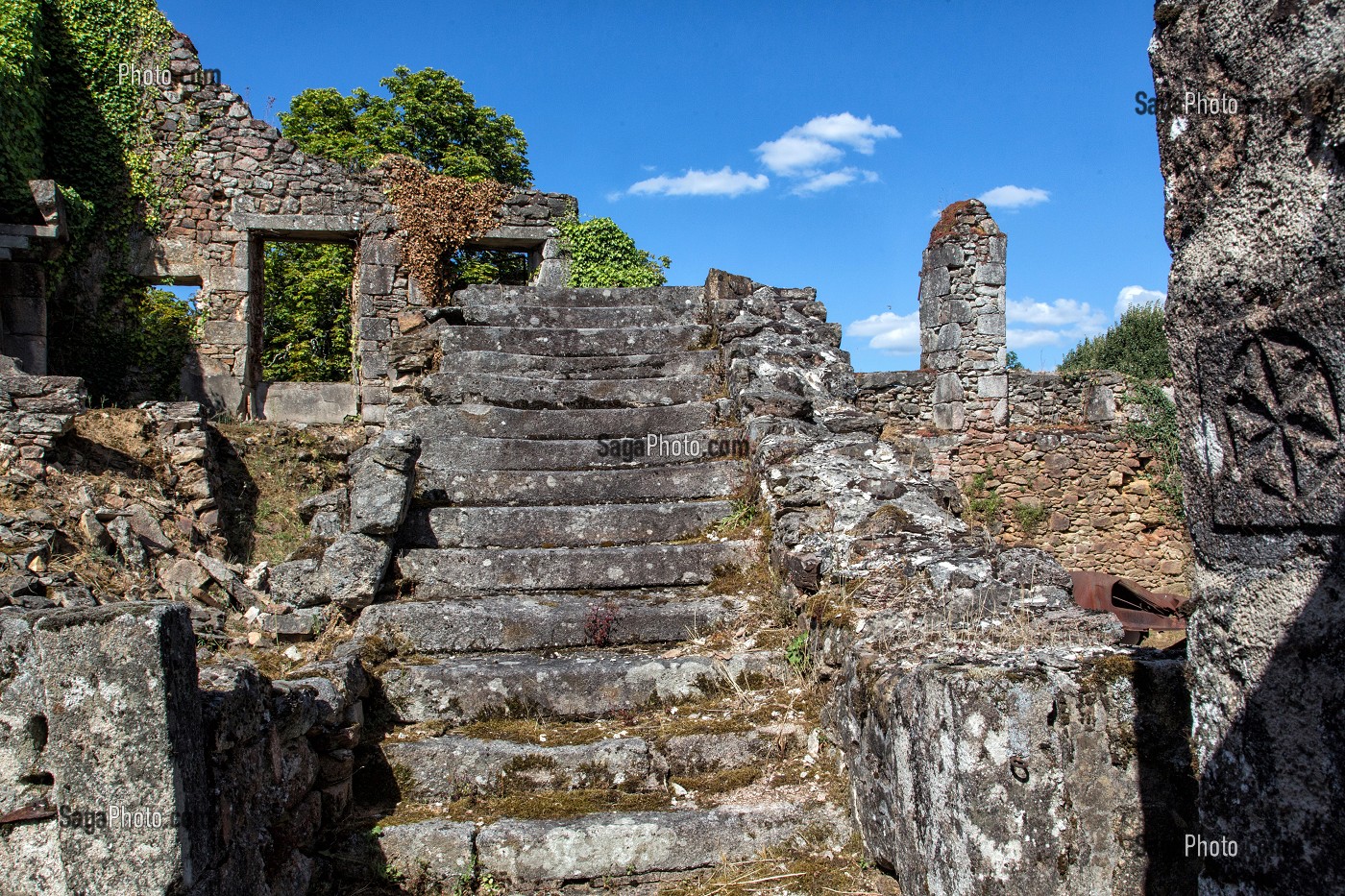MAISONS DETRUITES ET INCENDIEES, VILLAGE MARTYR D'ORADOUR-SUR-GLANE DETRUIT LE 10 JUIN 1944 L'ARMEE ALLEMANDE, BATAILLON SS PANZERGENADIER DER FUHRER AVEC UN MASSACRE DE LA POPULATION FAISANT 642 MORTS, HAUTE-VIENNE (87), FRANCE 