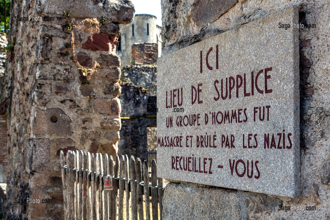 PLAQUE COMMEMORATIVE DU SUPPLICE D'HOMMES MASSACRES ET BRULES PAR LES NAZIS, VILLAGE MARTYR D'ORADOUR-SUR-GLANE DETRUIT LE 10 JUIN 1944, HAUTE-VIENNE, FRANCE 