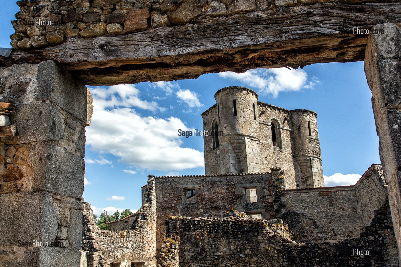 EGLISE OU FURENT MASSACREES DES CENTAINES DE PERSONNES PAR LES NAZIS, VILLAGE MARTYR D'ORADOUR-SUR-GLANE DETRUIT LE 10 JUIN 1944, HAUTE-VIENNE (87), FRANCE 