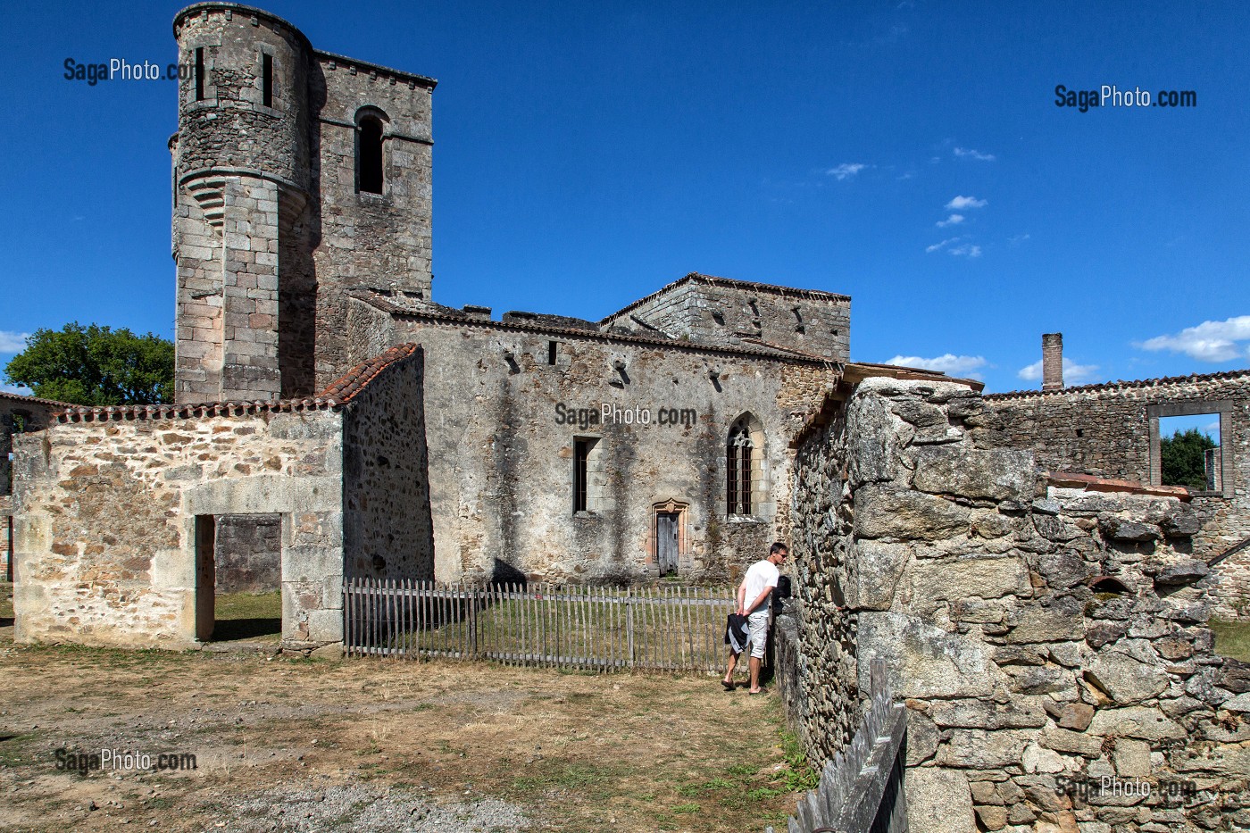 EGLISE OU FURENT MASSACREES DES CENTAINES DE PERSONNES PAR LES NAZIS, VILLAGE MARTYR D'ORADOUR-SUR-GLANE DETRUIT LE 10 JUIN 1944, HAUTE-VIENNE (87), FRANCE 