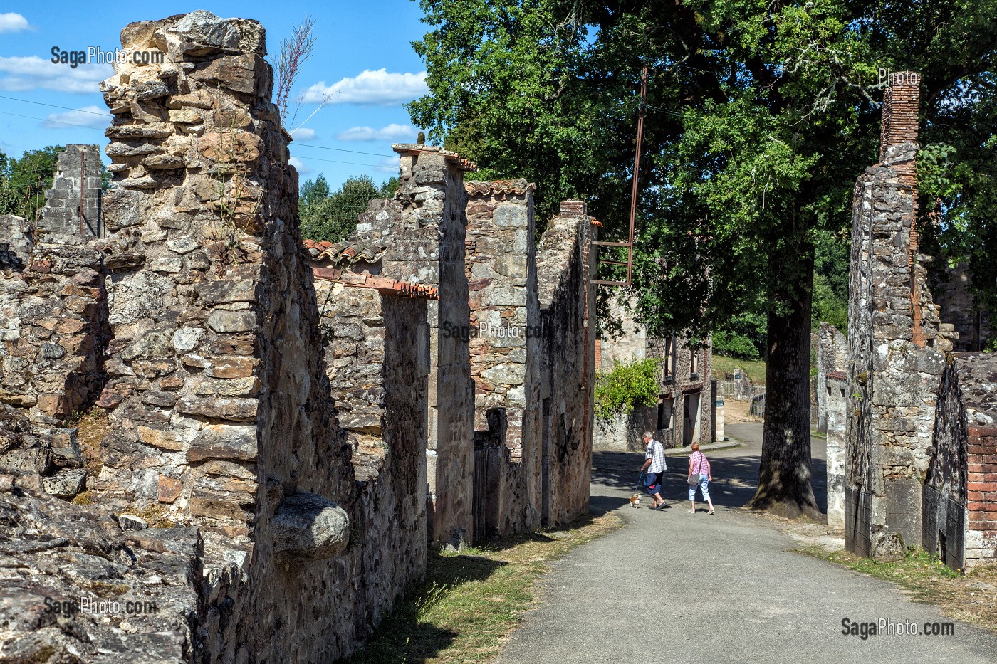 RUES DU VILLAGE MARTYR D'ORADOUR-SUR-GLANE DETRUIT LE 10 JUIN 1944 L'ARMEE ALLEMANDE, BATAILLON SS PANZERGENADIER DER FUHRER AVEC UN MASSACRE DE LA POPULATION FAISANT 642 MORTS, HAUTE-VIENNE (87), FRANCE 