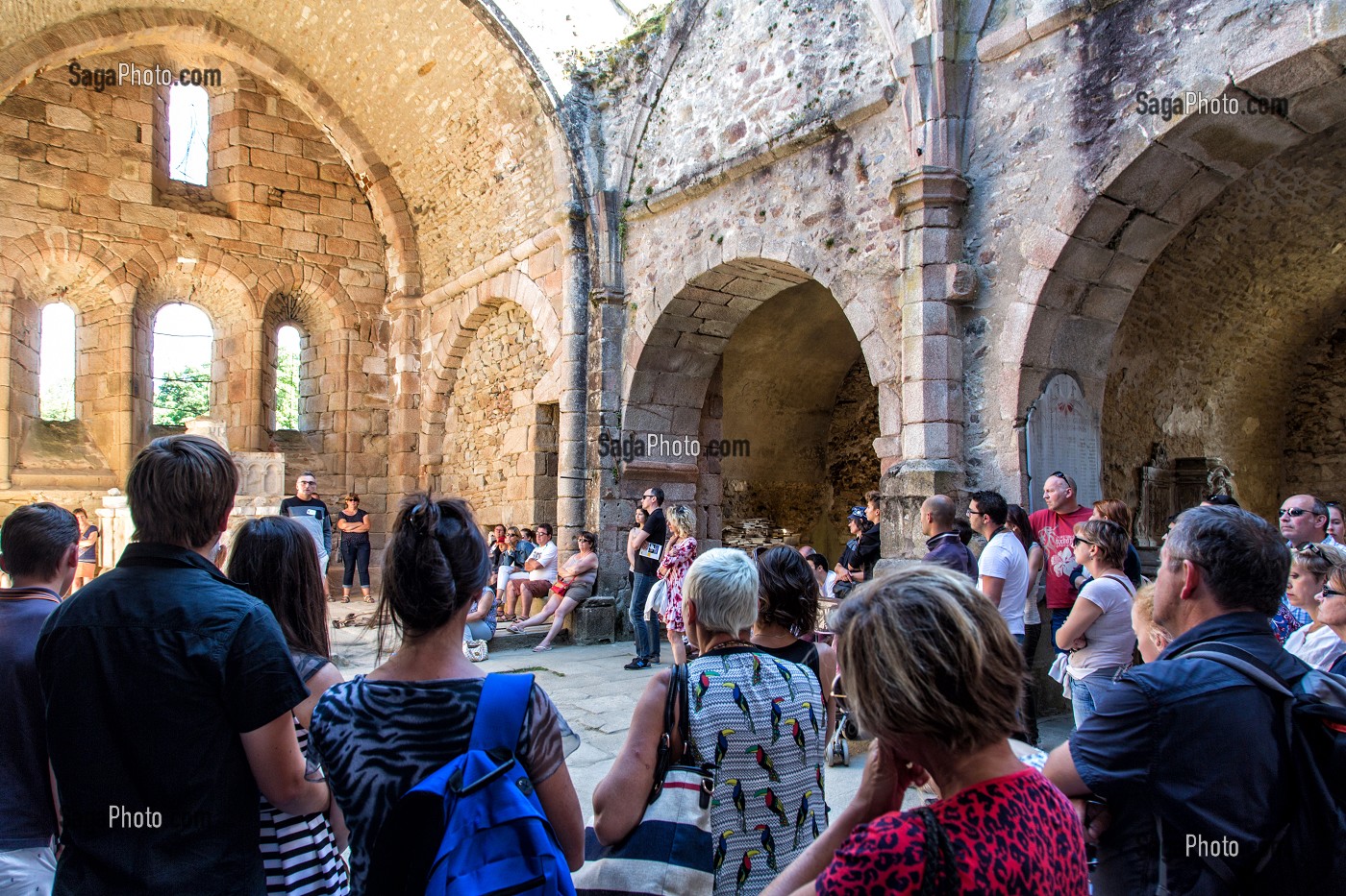 VISITE COMMENTEE A L'INTERIEUR DE L'EGLISE DU VILLAGE MARTYR D'ORADOUR-SUR-GLANE DETRUIT LE 10 JUIN 1944 L'ARMEE ALLEMANDE, BATAILLON SS PANZERGENADIER DER FUHRER AVEC UN MASSACRE DE LA POPULATION FAISANT 642 MORTS, HAUTE-VIENNE (87), FRANCE 