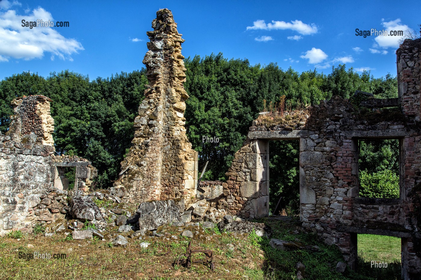 MAISONS DETRUITES ET INCENDIEES, VILLAGE MARTYR D'ORADOUR-SUR-GLANE DETRUIT LE 10 JUIN 1944 L'ARMEE ALLEMANDE, BATAILLON SS PANZERGENADIER DER FUHRER AVEC UN MASSACRE DE LA POPULATION FAISANT 642 MORTS, HAUTE-VIENNE (87), FRANCE 